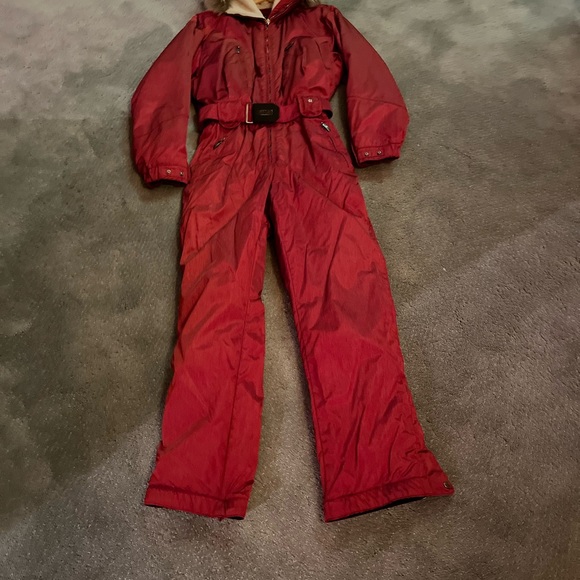 Beautiful red one piece postcard ski suit. Size 8 . From Gorsuch in Vail Co . - Picture 2 of 13